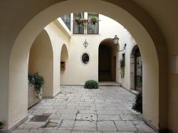 Un cortile interno del Palazzo Municipale di Pietrelcina, provincia di Benevento, Campania - © Lucamato / Shutterstock.com