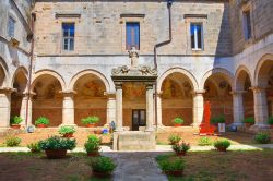 Il cortile interno di Santa Maria delle Grazie a Manduria, Puglia, Italia.
