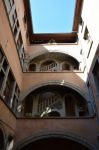 Cortile interno di un antico palazzo del centro storico di Grenoble, Francia.
