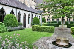 Cortile interno di una chiesa di Dortmund, regione della Ruhr, Germania.

