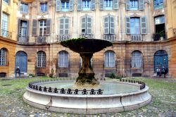 La fontana in Place d'Albertas ad Aix-en-Provence. La splendida piazza è stata dichiarata Monumento Storico.