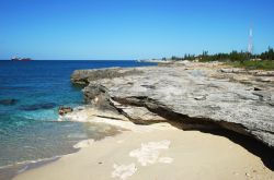 La costa rocciosa erosa nei pressi del porto di Freeport, isola di Grand Bahama.



