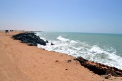 Costa atlantica, Dakhla: il lato occidentale della penisola di Dakhla, che si affaccia sull'Oceano Atlantico, è battuto costantemente dalle onde generate dalle forti correnti.