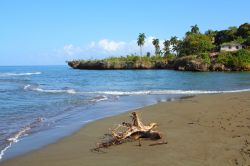 La costa presso la città di Baracoa, Cuba, nei mesi invernali.
