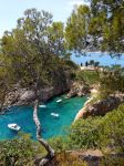 Costa Brava: sullo sfondo le acque antistanti Platja Castell, mentre in primo piano la piccola cala di La Foradada, protetta dal promontorio del Castell.