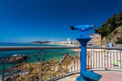 Panorama su Lloret de Mar, Spagna - Splendide spiagge di sabbia soffice e passeggiate all'aria aperta durante le quali respirare la brezza marina: questa famosa località balneare ...
