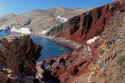Costa colorata di Santorini e la spiaggia rossa, Grecia. L'aspetto quasi irreale di questa spiaggia è dato da una ripida scogliera di lava rossa che termina a riva con sabbia color ...
