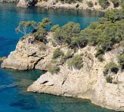 Costa del Mediterraneo a Bandol, Francia. Un suggestivo scorcio panoramico del litorale francese nei dintorni di Bandol con le rocce che digradano verso il mare. Qui l'acqua è limpida ...