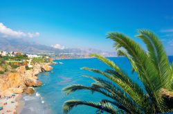 Una foto della costa di Marbella scattata da una villa di lusso, Spagna. Il panorama che si ammira è a dir poco suggestivo con l'azzurro del mare e l'ocra delle scogliere - © ...