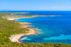 Veduta panoramica della costa della Corsica (Francia). Il comune di Sartène, un dei più etesi della Francia, comprende una vasta porzione dell'entroterra e della costa sud-occidentale ...