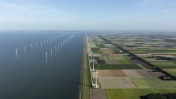 Costa della regione Flevoland  nei pressi di Urk con campo eolico