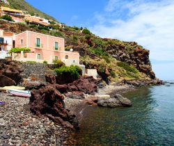 Costa di Alicudi, Sicilia - Non è un'isola come tutte le altre ma la parte superiore del Filo dell'Arpa, un imponente vulcano marino ormai spento: le coste di Alicudi si tuffano ...