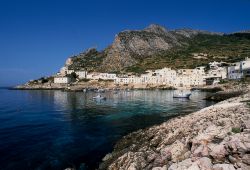 La costa di Levanzo, Sicilia. Spiagge di sassi e sabbia scivolano nelle acque limpide e trasparenti che circondano l'isola - © luigi nifosi / Shutterstock.com