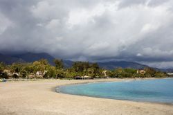 La costa di Marbella, Spagna. Fine sabbia bianca e acqua turchese sono la perfetta cornice naturale di questo angolo di Spagna in provincia di Malaga  - © Artur Bogacki / Shutterstock.com ...