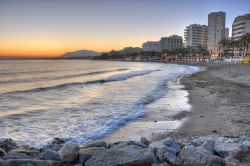 La costa di Marbella al tramonto, Spagna. Situata in Andalusia, questa località della Costa del Sol è da anni una delle mete turistiche internazionali più frequentate - Cristina ...