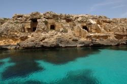 Costa e mare a Favignana, Sicilia. Le splendide cave di tufo e le acque cristalline e color turchese rendono questa isola delle Egadi un vero e proprio paradiso naturale - © luigi nifosi ...