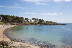 Costa e spiaggia di Carnac, Bretagna, Francia. La città famosa in tutto il mondo per i suoi menhirs e dolmen si presenta al turismo internazionale anche come area balneare attrezzata.
 ...