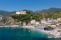 Costa e villaggio di Monterosso al Mare, Liguria, Italia - Un bel paesaggio di questa celebre località delle Cinque Terre dove mare e terra sono gli ingredienti fondamentali. Natura e ...