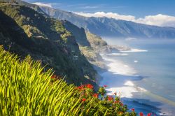 Visuale della costa dai pressi di Boaventura, Madeira (Portogallo) - Un famoso film diceva "Bisogna guardare le cose da diverse angolature" e mai frase fu più vera, guardando ...