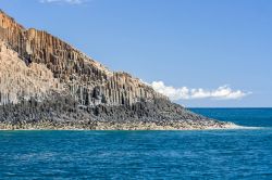 Costa rocciosa a Nosy Mitsio, arcipelago di Mitsio, nord del Madagascar. Acque cristalline, spiagge bianchissime e una fauna marina lussureggiante: i biglietti da visita di quest' isola ...