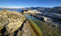 La costa rocciosa dell'Adriatico nei pressi del paese di Cavtat. Siamo nella Dalmazia meridionale, in Croazia.