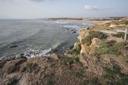 Costa rocciosa alternata ad una spiaggia sabbiosa sul mare di Scoglitti in Sicilia