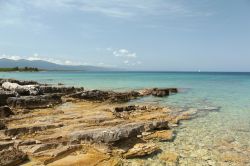 La costa rocciosa del Mare Adriatico nei pressi del villaggio di Loviste, Croazia.

