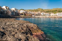 Costa rocciosa di Aci Castello con le tipiche formazioni laviche, Catania, Sicilia.



