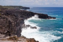 Costa rocciosa a Souillac, isola di Mauritius - Il tratto di oceano non bordeggiato dalla barriera corallina assume un fascino primordiale per le sue acque potenti e dalle sfumature più ...
