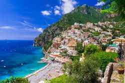 Il mare, la spiaggia e il borgo di Positano sulla Costiera Amafaltina in Campania