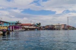 Le costruzioni affacciate sul mare nella città di Bocas, Panama - © Matyas Rehak / Shutterstock.com
