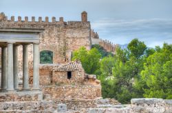 Costruzioni di epoche differenti al castello romano di Sagunto, nei pressi di Valencia, Spagna. 

