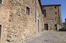 Costruzioni in pietra nell'antico villaggio medievale di Castiglion Fiorentino, Toscana - © francesco de marco / Shutterstock.com