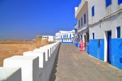 Costruzioni lungo la costa rocciosa della città di Asilah, Marocco. Passeggiando nel lungo mare della città si possono ammirare splendidi scorci delle spiagge di sabbia e roccia ...