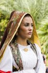 Costume tipico di una donna di San Vero Milis, costa ovest della Sardegna - © GIANFRI58 / Shutterstock.com