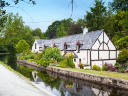 Un'immagine del Cottage Pen-y-Ddol sul Llangollen Canal, contea del Denbighshire (Galles).