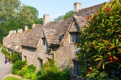 Cottages di Bibury, Inghilterra - Particolare delle ville rustiche tipiche dell'architettura anglosassone: costruite con mattoni a vista o con pietre, in origine erano abitazioni che accoglievano ...