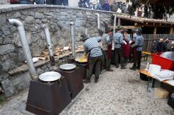 Cottura della polenta nel mercatino di Natale a Rango, Trentino Alto Adige. Si tratta di una delle tradizionali iniziative organizzate dalle associazioni locali - © Andrea Izzotti / Shutterstock.com ...