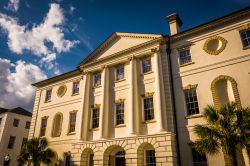 L'elegante facciata del palazzo di giustuizia della contea (County Courthouse) di Charleston, South Carolina - foto © Jon Bilous / Shutterstock.com