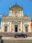 Una coupé vintage parcheggiata davanti alla chiesa di San Giacomo a Santa Margherita Ligure, vicino a Moneglia - © Benny Marty / Shutterstock.com