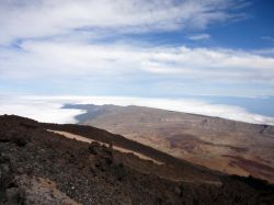 Ai piedi del cratere del Teide la vista spazia a 180° sulle coste occidentali di Tenerife e sull'arcipelago delle Canarie.