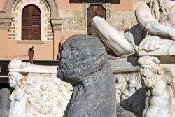 Creature mitologiche nella fontana di Orione della cattedrale di Messina, Sicilia. Risale al 1533 ed è collocata in piazza Duomo. A realizzarla fu frà Giovanni Angelo Montorsoli, ...