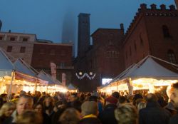 Cremona, Lombardia: le bancarelle in piazza della Festa del Torrone a novembre - © Cesare Palma / Shutterstock.com