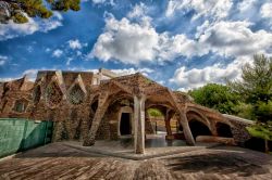 La cripta di Gaudì a Barcellona, Spagna. Opera incompleta dell'architetto spagnolo, la cripta della Colonia Guell venne edificata fra il 1908 e il 1915 come edificio religioso per ...