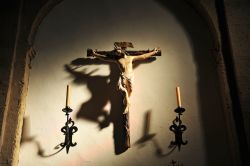 Cristo in Croce nella chiesa di San Bartolomeo a Carmona, Andalusia, Spagna - © joserpizarro / Shutterstock.com