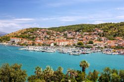 Croazia, cittadina di Trogir: una delle destinazioni più frequentate dai turisti. Il lungomare è un popolare luogo di ritrovo per cittadini e vacanzieri che si danno appuntamento ...