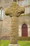 Croce celtica accanto alla tomba di San Patrizio a Downpatrick, Irlanda del Nord. E' realizzato in pietra questo antico simbolo della tradizione celtica collocato nei pressi della sepoltura ...