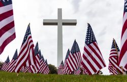 Croce con bandiere americane al Memorial Day di Houston, Texas, USA.

