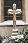La croce con Gesù Cristo di fronte a una chiesetta di Telc, Repubblica Ceca. Il centro storico in cui si trova l'edificio religioso è patrimonio dell'umanità dell'Unesco.



 ...