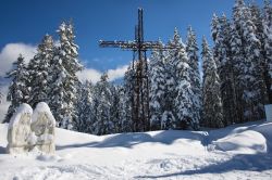 Croce di ferro sulla cima dei monti fra Radstadt e Altenmarkt nella Ski Amade region, Austria.

